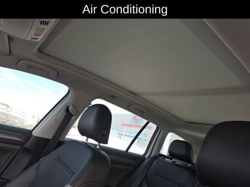 Used 2019 Volkswagen Golf SE image 14