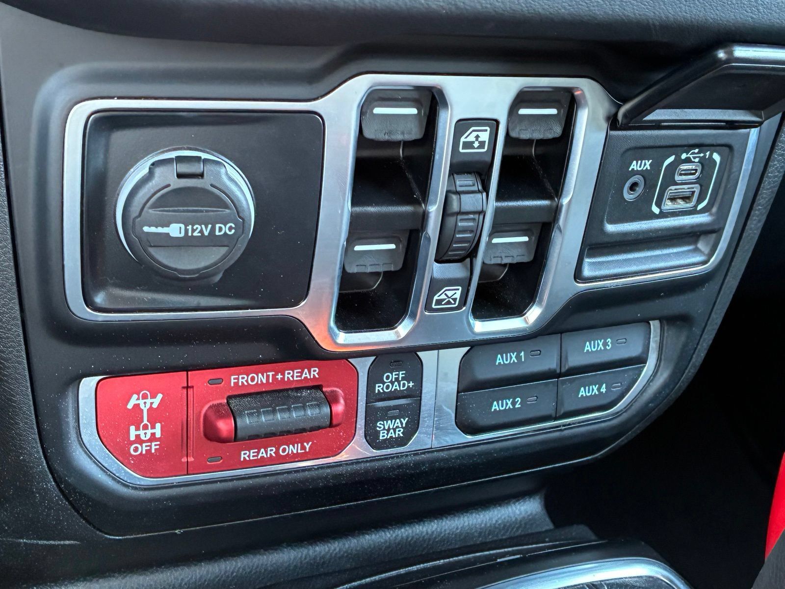 Used 2025 Jeep Wrangler Unlimited Rubicon w/ Convenience Group AWD/4WD image 23