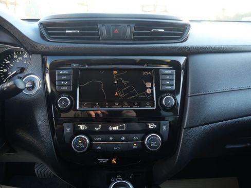 Used 2018 Nissan Rogue SV w/ Premium Package image 13