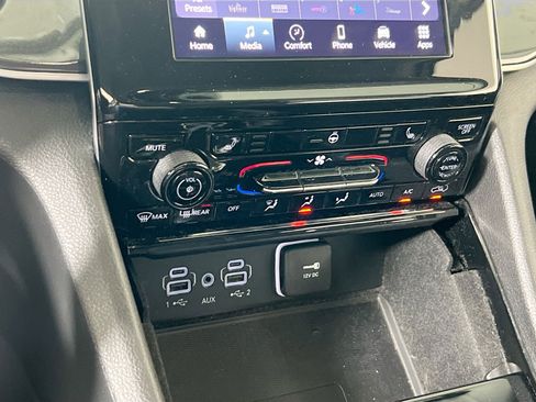 Used 2022 Jeep Grand Cherokee Laredo w/ Luxury Tech Group I image 15