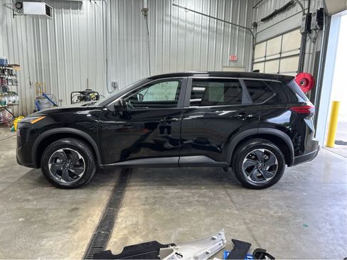 Used 2024 Nissan Rogue SV AWD/4WD image 2