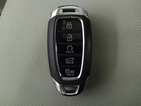Used 2023 Hyundai Elantra Limited w/ Preferred Accessory Package FWD image 32