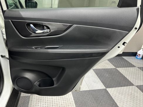 Used 2018 Nissan Rogue SV image 19