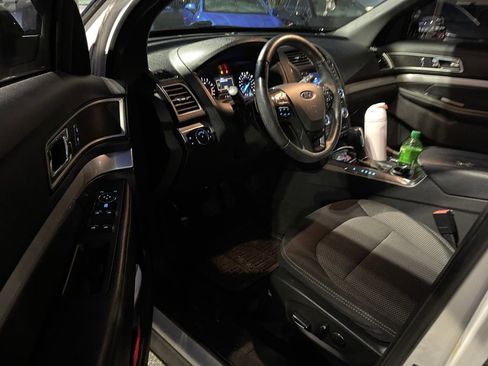 Used 2017 Ford Explorer XLT image 9