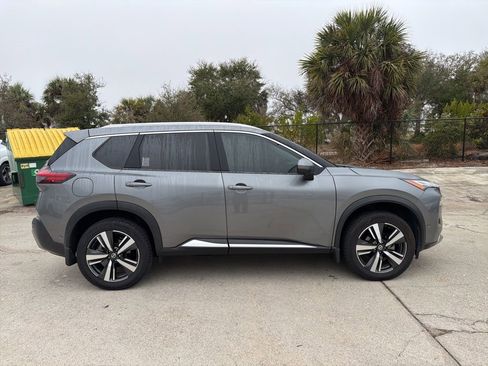 Used 2021 Nissan Rogue Platinum image 4