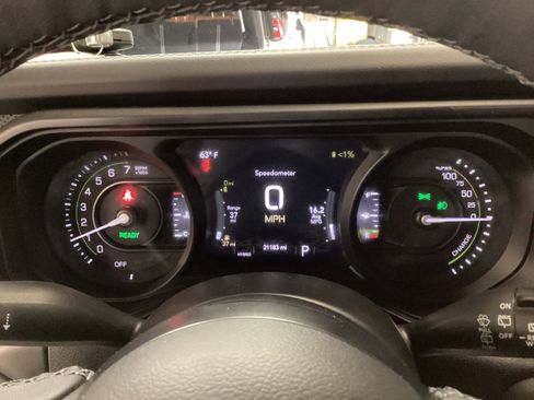 Used 2025 Jeep Wrangler Unlimited Rubicon 4xe w/ Convenience Group AWD/4WD image 19