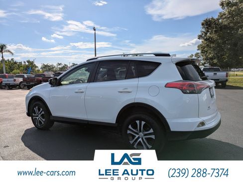Used 2018 Toyota RAV4 LE FWD image 5