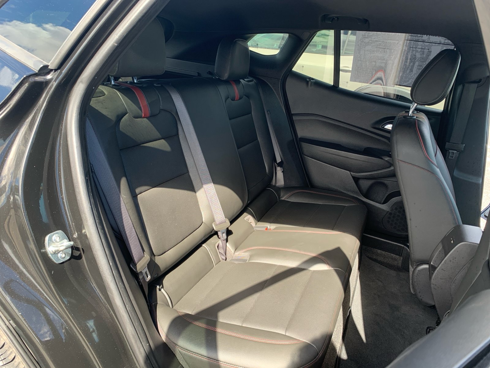Used 2025 Chevrolet Trax RS w/ Sunroof Package FWD image 27