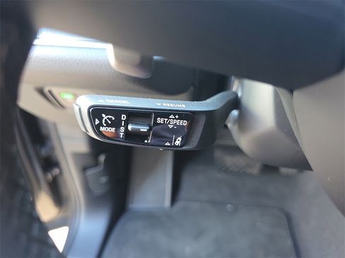 Used 2025 Porsche Cayenne image 38