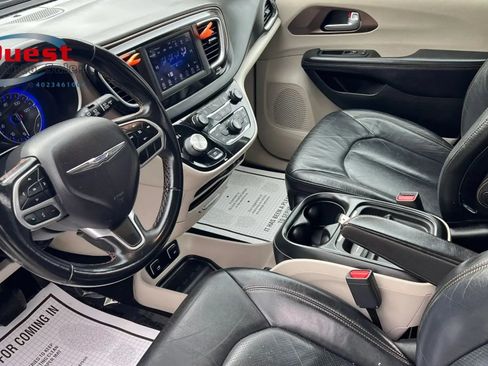Used 2018 Chrysler Pacifica Touring-L FWD image 19