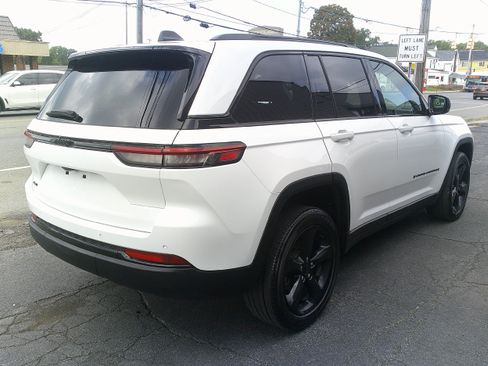 Used 2023 Jeep Grand Cherokee Altitude AWD/4WD image 8