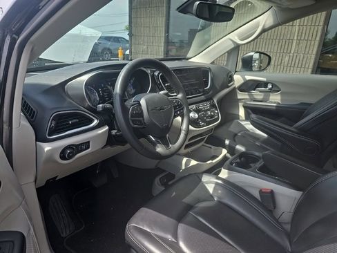 Used 2023 Chrysler Pacifica Touring-L FWD image 7
