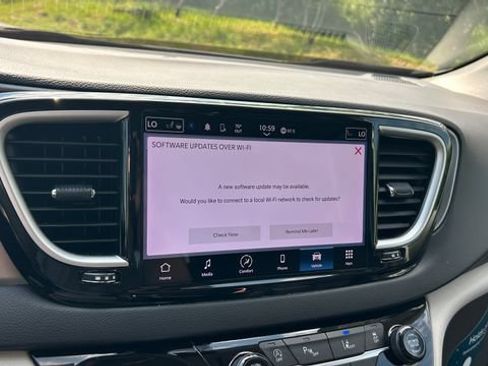 Used 2024 Chrysler Pacifica Touring-L FWD image 22