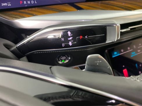 Used 2025 Cadillac Escalade ESV Sport Platinum w/ LPO, ONYX Package image 17