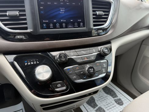Used 2020 Chrysler Voyager L image 18