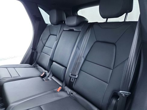 Used 2021 Porsche Cayenne w/ Driver Memory Package image 36