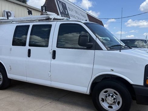 Used 2015 Chevrolet Express 2500 RWD image 2