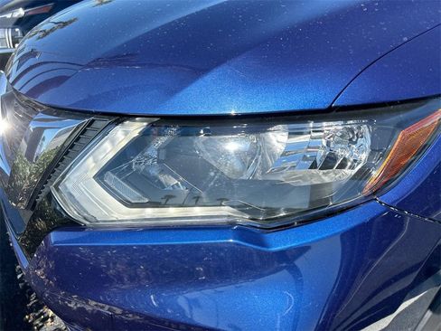 Used 2018 Nissan Rogue SV w/ Premium Package image 18