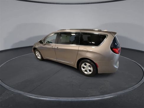Used 2018 Chrysler Pacifica Touring-L image 6