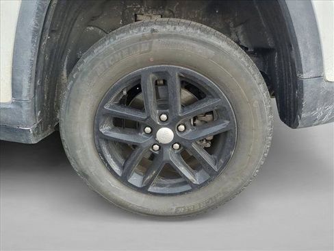 Used 2023 Jeep Grand Cherokee Laredo X image 14