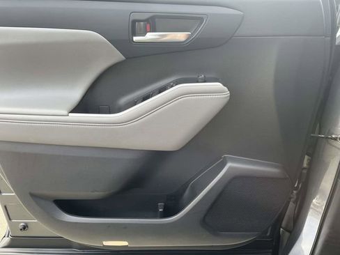 Used 2021 Toyota Highlander XLE image 29