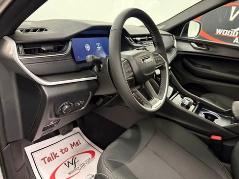 New 2025 Jeep Grand Cherokee Laredo image 13