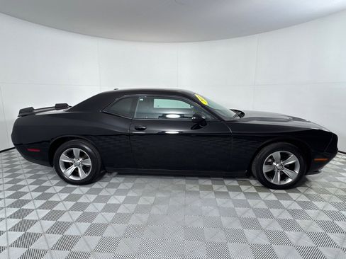 Used 2016 Dodge Challenger SXT image 4