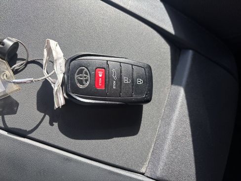 Used 2025 Toyota Highlander LE FWD image 21