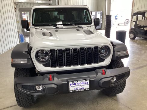 Used 2025 Jeep Wrangler Unlimited Rubicon w/ Convenience Group AWD/4WD image 8