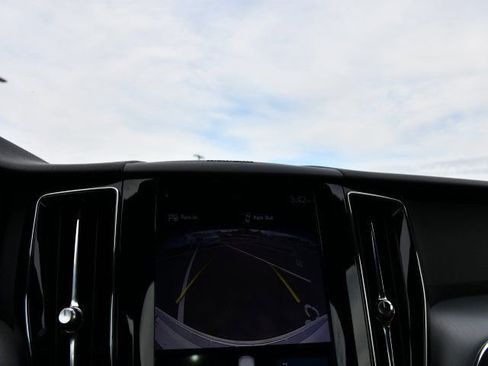 Used 2019 Volvo XC60 T6 Momentum w/ Multimedia Package image 14