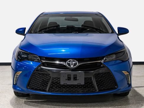 Used 2016 Toyota Camry SE image 3