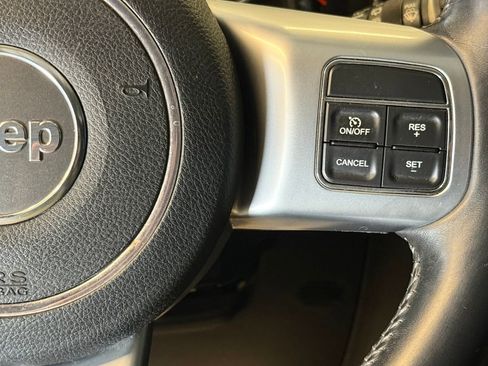 Used 2015 Jeep Wrangler Unlimited Rubicon AWD/4WD image 12