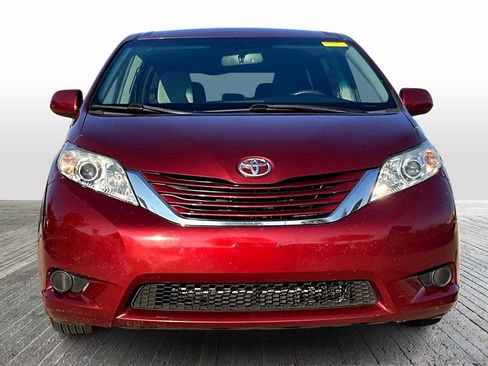 Used 2017 Toyota Sienna LE image 2