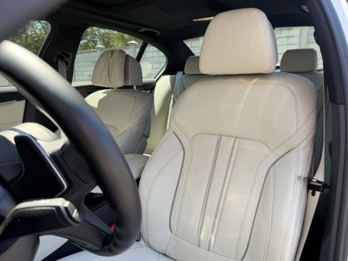 Used 2022 BMW M550i xDrive AWD/4WD image 5