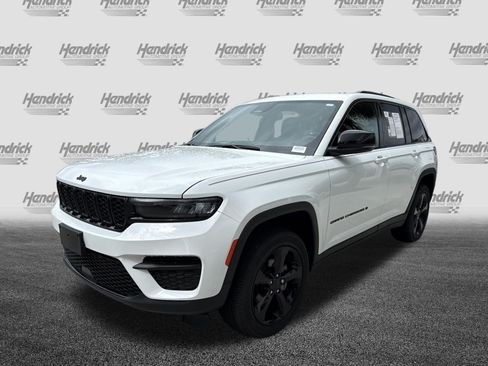 Used 2024 Jeep Grand Cherokee Altitude AWD/4WD image 5