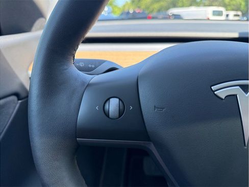 Used 2022 Tesla Model Y Long Range AWD/4WD image 24