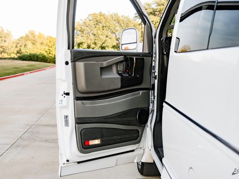 Used 2023 Chevrolet Express 2500 image 92