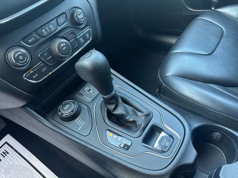 Used 2020 Jeep Cherokee Latitude Plus w/ Cold Weather Group image 24