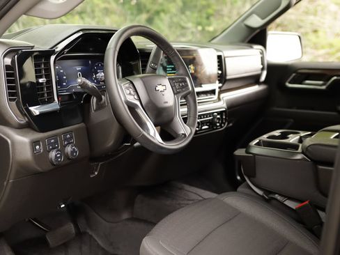 Used 2024 Chevrolet Silverado 1500 LT AWD/4WD image 9
