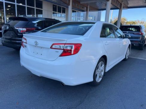 Used 2014 Toyota Camry SE w/ Moonroof Package image 5