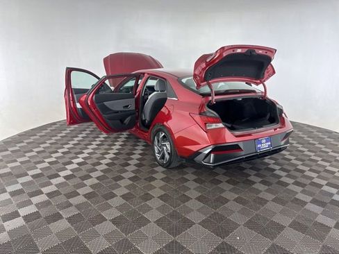 Used 2025 Hyundai Elantra Limited FWD image 17