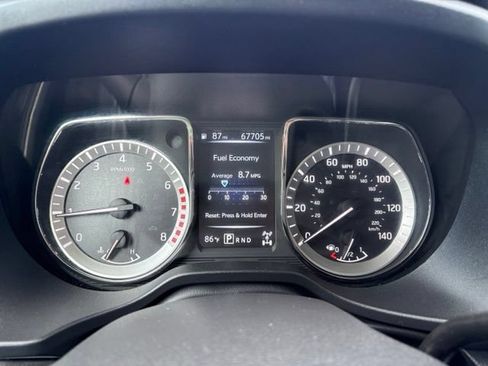 Used 2018 Nissan Titan SV AWD/4WD image 16