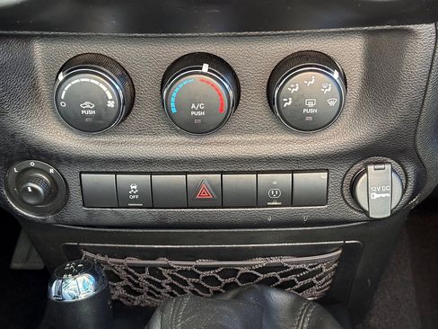 Used 2015 Jeep Wrangler Unlimited Sahara w/ Connectivity Group AWD/4WD image 21
