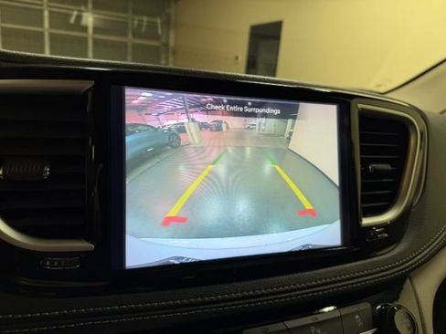 Used 2024 Chrysler Pacifica Limited FWD image 16
