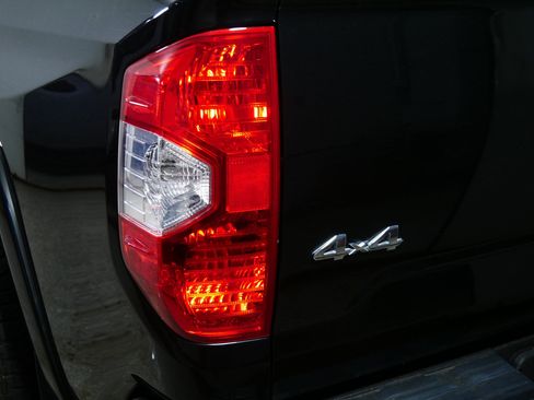 Used 2019 Toyota Tundra Platinum AWD/4WD image 17