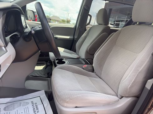 Used 2020 Toyota Sienna LE w/ LE Preferred Package FWD image 11