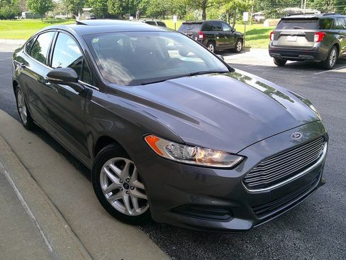 Used 2016 Ford Fusion SE FWD image 4