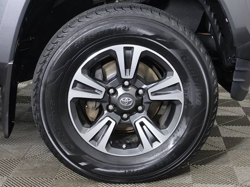 Used 2018 Toyota Tacoma TRD Sport AWD/4WD image 17