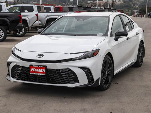 New 2026 Toyota Camry Hybrid FWD image 3