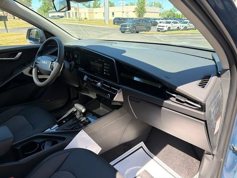 New 2026 Kia Niro EX FWD image 12